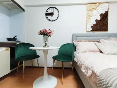 a bedroom with two green chairs and a table and a bed at G40\u65b0\u5bbf\u6700\u4e2d\u5fc3 \u6771\u65b0\u5bbf\u7ad95\u5206-Shinjuku center 5 mins to Station, Max 4 \u76f4\u8fbe\u65b0\u5bbf \u6d89\u8c37 \u8868\u53c2\u9053 \u6c60\u888b \u4e0a\u91ce \u4ee3\u4ee3\u6728 \u94f6\u5ea7 \u539f\u5bbf in Tokyo