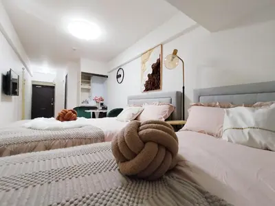 a bedroom with two beds with a towel on them at G40\u65b0\u5bbf\u6700\u4e2d\u5fc3 \u6771\u65b0\u5bbf\u7ad95\u5206-Shinjuku center 5 mins to Station, Max 4 \u76f4\u8fbe\u65b0\u5bbf \u6d89\u8c37 \u8868\u53c2\u9053 \u6c60\u888b \u4e0a\u91ce \u4ee3\u4ee3\u6728 \u94f6\u5ea7 \u539f\u5bbf in Tokyo