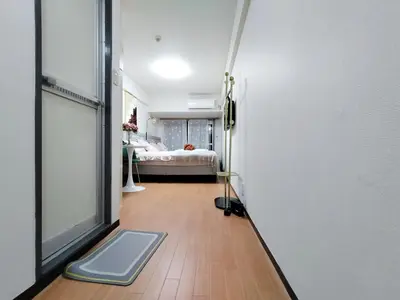 a hallway with a door leading to a bedroom at G40\u65b0\u5bbf\u6700\u4e2d\u5fc3 \u6771\u65b0\u5bbf\u7ad95\u5206-Shinjuku center 5 mins to Station, Max 4 \u76f4\u8fbe\u65b0\u5bbf \u6d89\u8c37 \u8868\u53c2\u9053 \u6c60\u888b \u4e0a\u91ce \u4ee3\u4ee3\u6728 \u94f6\u5ea7 \u539f\u5bbf in Tokyo