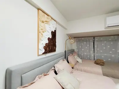 a bedroom with two beds and a painting on the wall at G40\u65b0\u5bbf\u6700\u4e2d\u5fc3 \u6771\u65b0\u5bbf\u7ad95\u5206-Shinjuku center 5 mins to Station, Max 4 \u76f4\u8fbe\u65b0\u5bbf \u6d89\u8c37 \u8868\u53c2\u9053 \u6c60\u888b \u4e0a\u91ce \u4ee3\u4ee3\u6728 \u94f6\u5ea7 \u539f\u5bbf in Tokyo