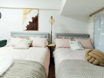 two beds sitting next to each other in a bedroom at G40\u65b0\u5bbf\u6700\u4e2d\u5fc3 \u6771\u65b0\u5bbf\u7ad95\u5206-Shinjuku center 5 mins to Station, Max 4 \u76f4\u8fbe\u65b0\u5bbf \u6d89\u8c37 \u8868\u53c2\u9053 \u6c60\u888b \u4e0a\u91ce \u4ee3\u4ee3\u6728 \u94f6\u5ea7 \u539f\u5bbf in Tokyo