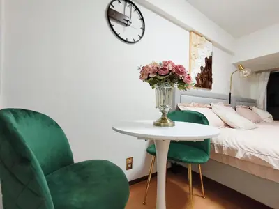 a room with two green chairs and a table and a bed at G40\u65b0\u5bbf\u6700\u4e2d\u5fc3 \u6771\u65b0\u5bbf\u7ad95\u5206-Shinjuku center 5 mins to Station, Max 4 \u76f4\u8fbe\u65b0\u5bbf \u6d89\u8c37 \u8868\u53c2\u9053 \u6c60\u888b \u4e0a\u91ce \u4ee3\u4ee3\u6728 \u94f6\u5ea7 \u539f\u5bbf in Tokyo