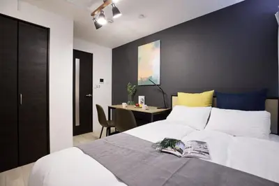 a bedroom with a bed and a table with a desk at \u30e1\u30be\u30f3\u30cf\u30a4\u30a6\u30a7\u30a4\u6c60\u888b in Tokyo