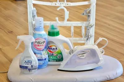a white blender and other cleaning products on a counter at \u5bdb\u6c38\u5bfa\u5742\u30cf\u30a4\u30e0 803 \u6771\u4eac\u89b3\u5149\u306e\u62e0\u70b9\u306b\u6700\u9069 \u9daf\u8c37\u99c52\u5206 in Tokyo