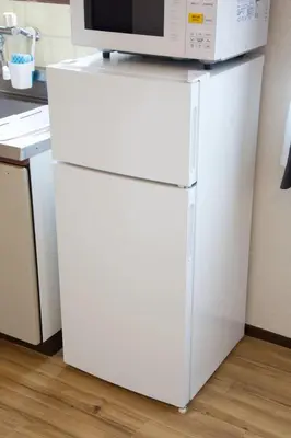 a white refrigerator with a microwave on top of it at \u5bdb\u6c38\u5bfa\u5742\u30cf\u30a4\u30e0 803 \u6771\u4eac\u89b3\u5149\u306e\u62e0\u70b9\u306b\u6700\u9069 \u9daf\u8c37\u99c52\u5206 in Tokyo