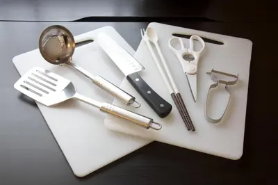 a white tray with utensils on a table at \u5bdb\u6c38\u5bfa\u5742\u30cf\u30a4\u30e0 803 \u6771\u4eac\u89b3\u5149\u306e\u62e0\u70b9\u306b\u6700\u9069 \u9daf\u8c37\u99c52\u5206 in Tokyo