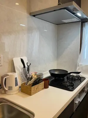 a kitchen counter with a stove with a pan on it at jr\u5e73\u4e95\u7ad9\u53ea\u9700\u5f92\u6b65\u4e94\u5206\u949f\u4e09\u4e2a\u623f\u95f4\u4e00\u6237\u5efa\u53ef\u4f9b6\u4eba\u5165\u4f4f in Tokyo