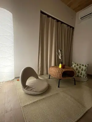 a living room with a white chair and a table at jr\u5e73\u4e95\u7ad9\u53ea\u9700\u5f92\u6b65\u4e94\u5206\u949f\u4e09\u4e2a\u623f\u95f4\u4e00\u6237\u5efa\u53ef\u4f9b6\u4eba\u5165\u4f4f in Tokyo