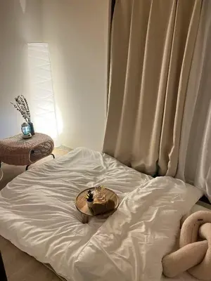 a white bed with a tray on top of it at jr\u5e73\u4e95\u7ad9\u53ea\u9700\u5f92\u6b65\u4e94\u5206\u949f\u4e09\u4e2a\u623f\u95f4\u4e00\u6237\u5efa\u53ef\u4f9b6\u4eba\u5165\u4f4f in Tokyo