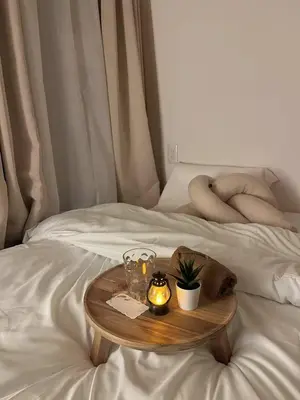 a wooden tray with a candle on a bed at jr\u5e73\u4e95\u7ad9\u53ea\u9700\u5f92\u6b65\u4e94\u5206\u949f\u4e09\u4e2a\u623f\u95f4\u4e00\u6237\u5efa\u53ef\u4f9b6\u4eba\u5165\u4f4f in Tokyo