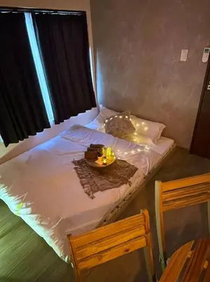 a small bed with a plate of food on it at jr\u5e73\u4e95\u7ad9\u53ea\u9700\u5f92\u6b65\u4e94\u5206\u949f\u4e09\u4e2a\u623f\u95f4\u4e00\u6237\u5efa\u53ef\u4f9b6\u4eba\u5165\u4f4f in Tokyo