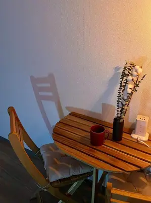 a wooden table with two cups and a plant on it at jr\u5e73\u4e95\u7ad9\u53ea\u9700\u5f92\u6b65\u4e94\u5206\u949f\u4e09\u4e2a\u623f\u95f4\u4e00\u6237\u5efa\u53ef\u4f9b6\u4eba\u5165\u4f4f in Tokyo