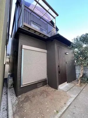 a building with a balcony and a roller door at jr\u5e73\u4e95\u7ad9\u53ea\u9700\u5f92\u6b65\u4e94\u5206\u949f\u4e09\u4e2a\u623f\u95f4\u4e00\u6237\u5efa\u53ef\u4f9b6\u4eba\u5165\u4f4f in Tokyo