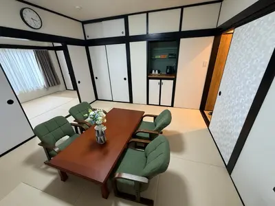 a dining room with a table and chairs at \u963f\u4e45\u6d25\u30cf\u30a4\u30c4201 in Tokyo