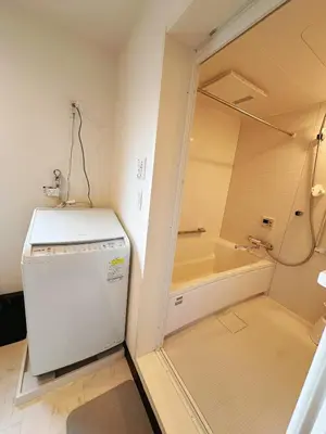 a laundry room with a refrigerator and a tub at \u963f\u4e45\u6d25\u30cf\u30a4\u30c4201 in Tokyo