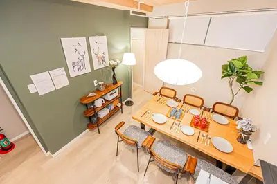 a dining room with a wooden table and chairs at \u6de1\u8def\u753a\u99c5\u304b\u3089\u5f92\u6b691\u5206 140\u5e73 4ldk \u65b0\u5bbf\u99c512\u5206 \u79cb\u8449\u539f5\u5206 \u6771\u4eac\u99c57\u5206 \u9280\u5ea7\u99c57\u5206 \u6e0b\u8c3720\u5206 in Tokyo