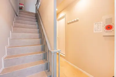 a staircase in a home with wooden floors at \u6de1\u8def\u753a\u99c5\u304b\u3089\u5f92\u6b691\u5206 140\u5e73 4ldk \u65b0\u5bbf\u99c512\u5206 \u79cb\u8449\u539f5\u5206 \u6771\u4eac\u99c57\u5206 \u9280\u5ea7\u99c57\u5206 \u6e0b\u8c3720\u5206 in Tokyo