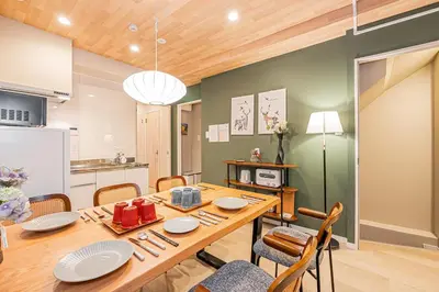 a kitchen and dining room with a table and chairs at \u6de1\u8def\u753a\u99c5\u304b\u3089\u5f92\u6b691\u5206 140\u5e73 4ldk \u65b0\u5bbf\u99c512\u5206 \u79cb\u8449\u539f5\u5206 \u6771\u4eac\u99c57\u5206 \u9280\u5ea7\u99c57\u5206 \u6e0b\u8c3720\u5206 in Tokyo