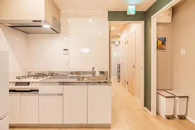 a white kitchen with a sink and a stove at \u6de1\u8def\u753a\u99c5\u304b\u3089\u5f92\u6b691\u5206 140\u5e73 4ldk \u65b0\u5bbf\u99c512\u5206 \u79cb\u8449\u539f5\u5206 \u6771\u4eac\u99c57\u5206 \u9280\u5ea7\u99c57\u5206 \u6e0b\u8c3720\u5206 in Tokyo