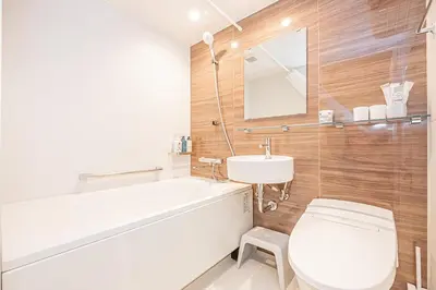 a bathroom with a tub and a toilet and a sink at \u6de1\u8def\u753a\u99c5\u304b\u3089\u5f92\u6b691\u5206 140\u5e73 4ldk \u65b0\u5bbf\u99c512\u5206 \u79cb\u8449\u539f5\u5206 \u6771\u4eac\u99c57\u5206 \u9280\u5ea7\u99c57\u5206 \u6e0b\u8c3720\u5206 in Tokyo