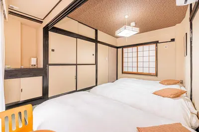 two white beds in a room with a window at \u6de1\u8def\u753a\u99c5\u304b\u3089\u5f92\u6b691\u5206 140\u5e73 4ldk \u65b0\u5bbf\u99c512\u5206 \u79cb\u8449\u539f5\u5206 \u6771\u4eac\u99c57\u5206 \u9280\u5ea7\u99c57\u5206 \u6e0b\u8c3720\u5206 in Tokyo