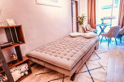 a living room with a leather couch in a room at \u6c60\u888b\u7ad9\u6b65\u884c3\u5206\u949f \u56e2\u4f536-10\u4eba\u5165\u4f4f in Tokyo