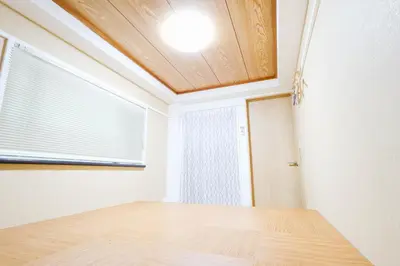 an empty room with a wooden ceiling and a window at Shinjuku 2bed rooms apartment#2室1厅#智能马桶#高速无限制网路1 in Tokyo