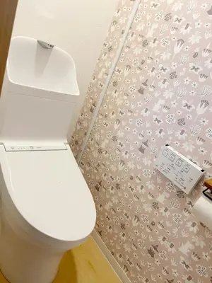 a white toilet in a bathroom with a floral wallpaper at Shinjuku 2bed rooms apartment#2室1厅#智能马桶#高速无限制网路1 in Tokyo