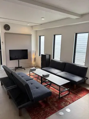 a living room with a couch and a flat screen tv at \u3042\u3059\u304b\u30ec\u30b8\u30c7\u30f3\u30b9 \u304b\u3064\u3057\u304b in Tokyo