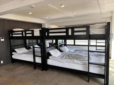 a room with three bunk beds in a house at \u3042\u3059\u304b\u30ec\u30b8\u30c7\u30f3\u30b9 \u304b\u3064\u3057\u304b in Tokyo