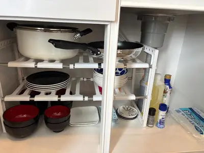 a shelf in a kitchen with dishes and a mixer at \u3042\u3059\u304b\u30ec\u30b8\u30c7\u30f3\u30b9 \u304b\u3064\u3057\u304b in Tokyo