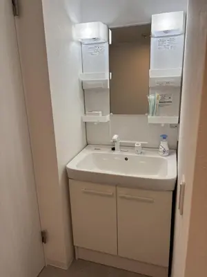 a bathroom with a sink and a mirror at \u3042\u3059\u304b\u30ec\u30b8\u30c7\u30f3\u30b9 \u304b\u3064\u3057\u304b in Tokyo