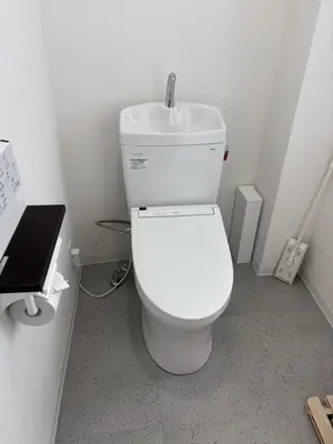 a bathroom with a white toilet with a sink at \u3042\u3059\u304b\u30ec\u30b8\u30c7\u30f3\u30b9 \u304b\u3064\u3057\u304b in Tokyo