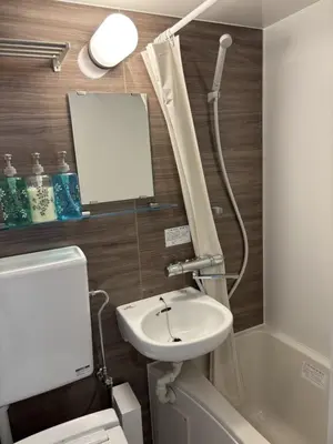 a bathroom with a sink and a toilet and a mirror at \u3042\u3059\u304b\u30ec\u30b8\u30c7\u30f3\u30b9 \u304b\u3064\u3057\u304b in Tokyo