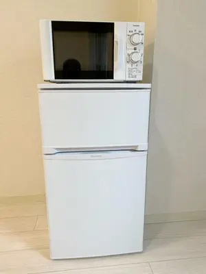 a microwave sitting on top of a white refrigerator at Ikebukuro Center#sunny#\u6c60\u888b\u4e2d\u5fc3\u5730\u5e26#\u9633\u5149\u516c\u5bd3#\u8f66\u7ad9\u6b65\u884c5\u5206#\u9ad8\u901f\u65e0\u9650\u5236\u7f51\u8def#\u65b0\u88c5\u4fee\u9ad8\u7ea7\u516c\u5bd3#\u5165\u53e3\u81ea\u52a8\u9632\u76d7\u4e0a\u9501\u95e8#\u4e1c\u5efa702 in Tokyo