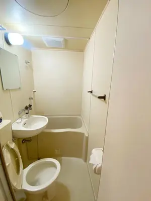 a small bathroom with a toilet and a sink at Ikebukuro Center#sunny#\u6c60\u888b\u4e2d\u5fc3\u5730\u5e26#\u9633\u5149\u516c\u5bd3#\u8f66\u7ad9\u6b65\u884c5\u5206#\u9ad8\u901f\u65e0\u9650\u5236\u7f51\u8def#\u65b0\u88c5\u4fee\u9ad8\u7ea7\u516c\u5bd3#\u5165\u53e3\u81ea\u52a8\u9632\u76d7\u4e0a\u9501\u95e8#\u4e1c\u5efa702 in Tokyo