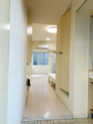 a hallway with a room with a bed and a window at Ikebukuro Center#sunny#\u6c60\u888b\u4e2d\u5fc3\u5730\u5e26#\u9633\u5149\u516c\u5bd3#\u8f66\u7ad9\u6b65\u884c5\u5206#\u9ad8\u901f\u65e0\u9650\u5236\u7f51\u8def#\u65b0\u88c5\u4fee\u9ad8\u7ea7\u516c\u5bd3#\u5165\u53e3\u81ea\u52a8\u9632\u76d7\u4e0a\u9501\u95e8#\u4e1c\u5efa702 in Tokyo