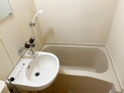 a bathroom with a sink and a bath tub at Ikebukuro Center#sunny#\u6c60\u888b\u4e2d\u5fc3\u5730\u5e26#\u9633\u5149\u516c\u5bd3#\u8f66\u7ad9\u6b65\u884c5\u5206#\u9ad8\u901f\u65e0\u9650\u5236\u7f51\u8def#\u65b0\u88c5\u4fee\u9ad8\u7ea7\u516c\u5bd3#\u5165\u53e3\u81ea\u52a8\u9632\u76d7\u4e0a\u9501\u95e8#\u4e1c\u5efa702 in Tokyo
