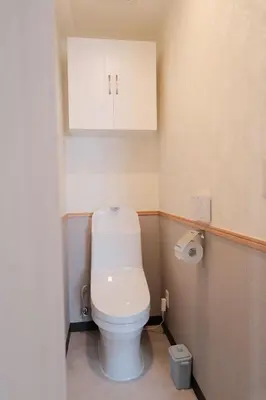 a bathroom with a white toilet in a room at \u6771\u4eac\u685c\u306e\u5bbf in Tokyo