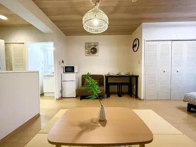 a living room with a table and a kitchen at a404\u6d89\u8c37\u533a\u57df \u4e58\u7535\u8f664\u5206\u949f\u5230\u8fbe\u65b0\u5bbf \u5df4\u58eb\u76f4\u8fbe\u6d89\u8c37\u6b65\u884c\u5230\u897f\u65b0\u5bbf\u4e94\u4e01\u76ee8\u5206\u949f max6 in Tokyo
