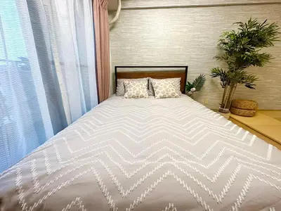 a bed with a white comforter in a bedroom at a404\u6d89\u8c37\u533a\u57df \u4e58\u7535\u8f664\u5206\u949f\u5230\u8fbe\u65b0\u5bbf \u5df4\u58eb\u76f4\u8fbe\u6d89\u8c37\u6b65\u884c\u5230\u897f\u65b0\u5bbf\u4e94\u4e01\u76ee8\u5206\u949f max6 in Tokyo