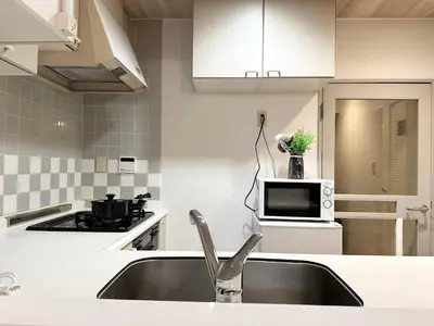 a kitchen with a sink and a microwave at a404\u6d89\u8c37\u533a\u57df \u4e58\u7535\u8f664\u5206\u949f\u5230\u8fbe\u65b0\u5bbf \u5df4\u58eb\u76f4\u8fbe\u6d89\u8c37\u6b65\u884c\u5230\u897f\u65b0\u5bbf\u4e94\u4e01\u76ee8\u5206\u949f max6 in Tokyo