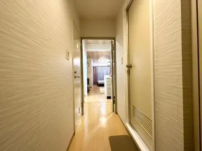 a hallway with a door leading to a room at a404\u6d89\u8c37\u533a\u57df \u4e58\u7535\u8f664\u5206\u949f\u5230\u8fbe\u65b0\u5bbf \u5df4\u58eb\u76f4\u8fbe\u6d89\u8c37\u6b65\u884c\u5230\u897f\u65b0\u5bbf\u4e94\u4e01\u76ee8\u5206\u949f max6 in Tokyo