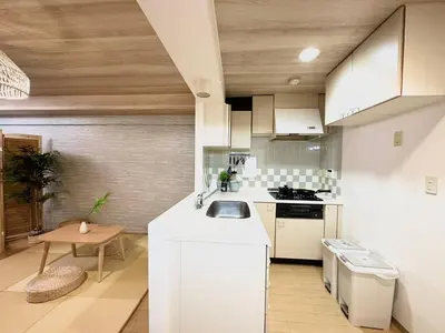 a kitchen with white cabinets and a sink and a table at a404\u6d89\u8c37\u533a\u57df \u4e58\u7535\u8f664\u5206\u949f\u5230\u8fbe\u65b0\u5bbf \u5df4\u58eb\u76f4\u8fbe\u6d89\u8c37\u6b65\u884c\u5230\u897f\u65b0\u5bbf\u4e94\u4e01\u76ee8\u5206\u949f max6 in Tokyo