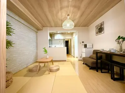 a living room with a table and a kitchen at a404\u6d89\u8c37\u533a\u57df \u4e58\u7535\u8f664\u5206\u949f\u5230\u8fbe\u65b0\u5bbf \u5df4\u58eb\u76f4\u8fbe\u6d89\u8c37\u6b65\u884c\u5230\u897f\u65b0\u5bbf\u4e94\u4e01\u76ee8\u5206\u949f max6 in Tokyo