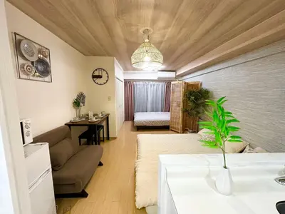 a living room with a couch and a table at d402\u6d89\u8c37\u533a\u57df \u4e58\u7535\u8f664\u5206\u949f\u5230\u8fbe\u65b0\u5bbf \u5df4\u58eb\u76f4\u8fbe\u6d89\u8c37\u6b65\u884c\u5230\u897f\u65b0\u5bbf\u4e94\u4e01\u76ee8\u5206\u949f max6 in Tokyo