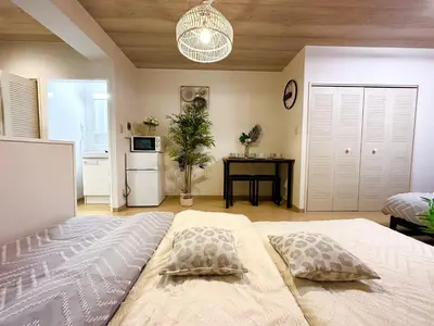 a bedroom with a large bed with two pillows at d402\u6d89\u8c37\u533a\u57df \u4e58\u7535\u8f664\u5206\u949f\u5230\u8fbe\u65b0\u5bbf \u5df4\u58eb\u76f4\u8fbe\u6d89\u8c37\u6b65\u884c\u5230\u897f\u65b0\u5bbf\u4e94\u4e01\u76ee8\u5206\u949f max6 in Tokyo