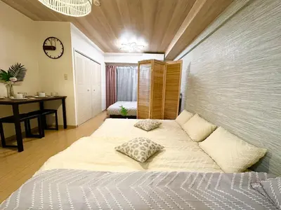 a bedroom with a large white bed with pillows on it at d402\u6d89\u8c37\u533a\u57df \u4e58\u7535\u8f664\u5206\u949f\u5230\u8fbe\u65b0\u5bbf \u5df4\u58eb\u76f4\u8fbe\u6d89\u8c37\u6b65\u884c\u5230\u897f\u65b0\u5bbf\u4e94\u4e01\u76ee8\u5206\u949f max6 in Tokyo
