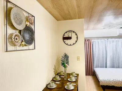 a room with a table and a clock on the wall at d402\u6d89\u8c37\u533a\u57df \u4e58\u7535\u8f664\u5206\u949f\u5230\u8fbe\u65b0\u5bbf \u5df4\u58eb\u76f4\u8fbe\u6d89\u8c37\u6b65\u884c\u5230\u897f\u65b0\u5bbf\u4e94\u4e01\u76ee8\u5206\u949f max6 in Tokyo