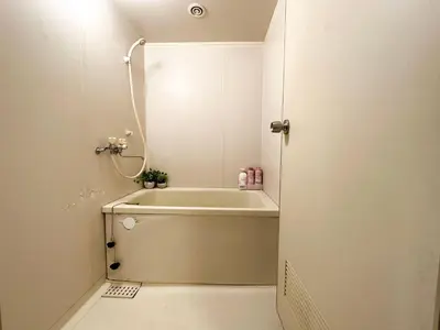 a bathroom with a bath tub and a shower at d402\u6d89\u8c37\u533a\u57df \u4e58\u7535\u8f664\u5206\u949f\u5230\u8fbe\u65b0\u5bbf \u5df4\u58eb\u76f4\u8fbe\u6d89\u8c37\u6b65\u884c\u5230\u897f\u65b0\u5bbf\u4e94\u4e01\u76ee8\u5206\u949f max6 in Tokyo